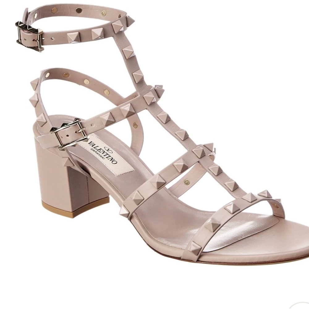 VALENTINO ROCKSTUD CAGED 60 LEATHER ANKLE STRAP SANDAL IN COLOR POUDRE